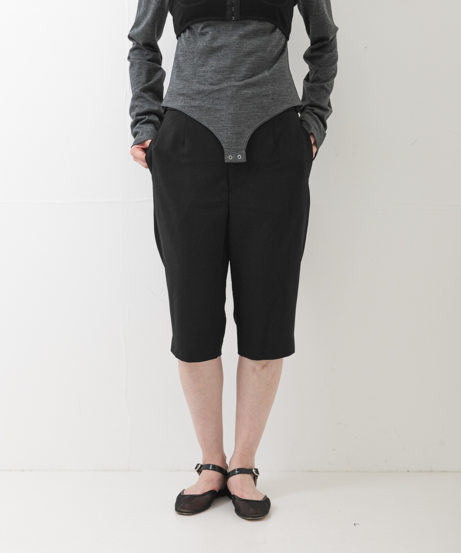 new basic　WOOL CAPRI PANTS