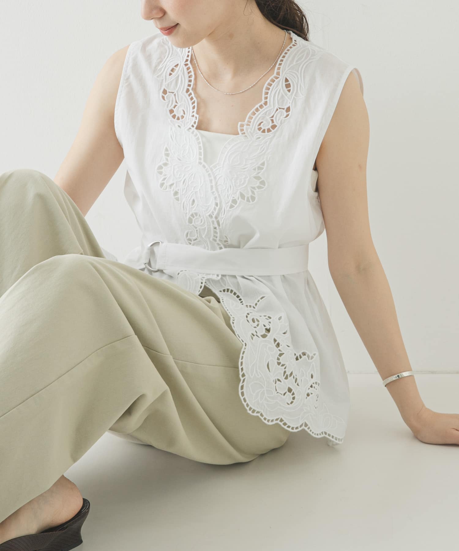 カットワーク刺繍ジレ