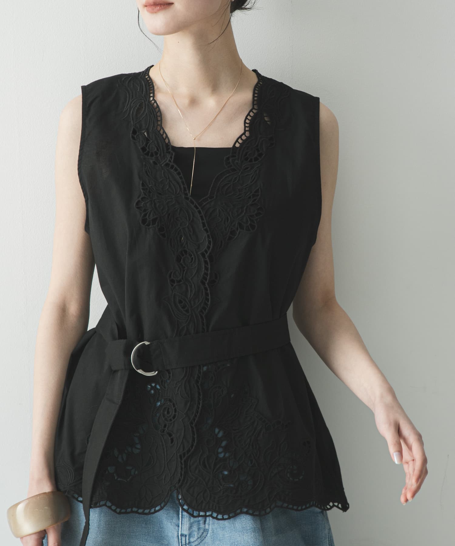 カットワーク刺繍ジレ