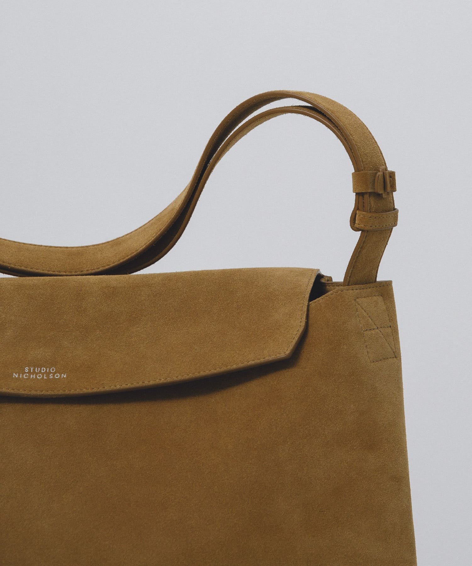 STUDIO NICHOLSON　THE FOLDED SHOULDER BAG CUOIO Free