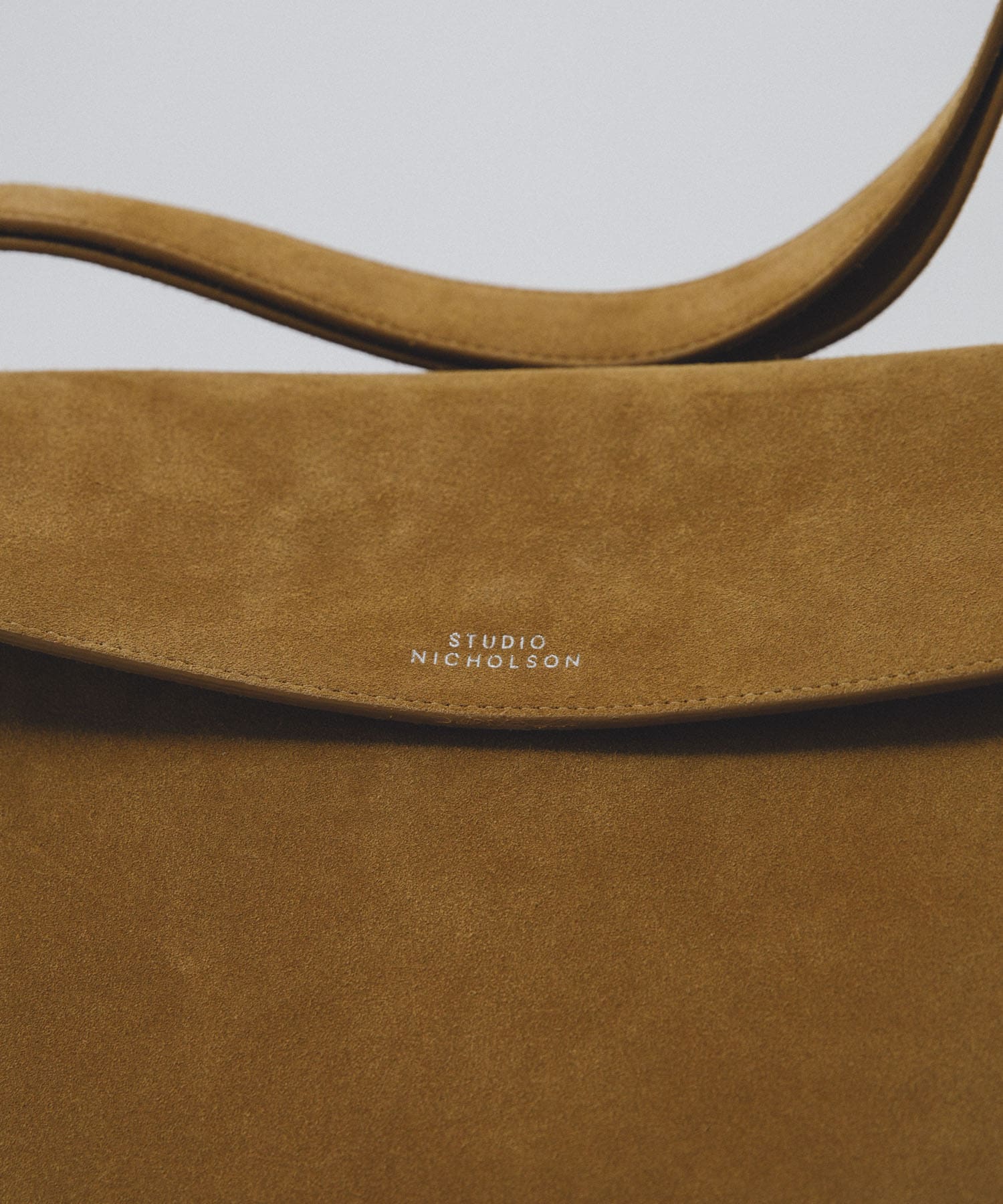 STUDIO NICHOLSON　THE FOLDED SHOULDER BAG CUOIO Free