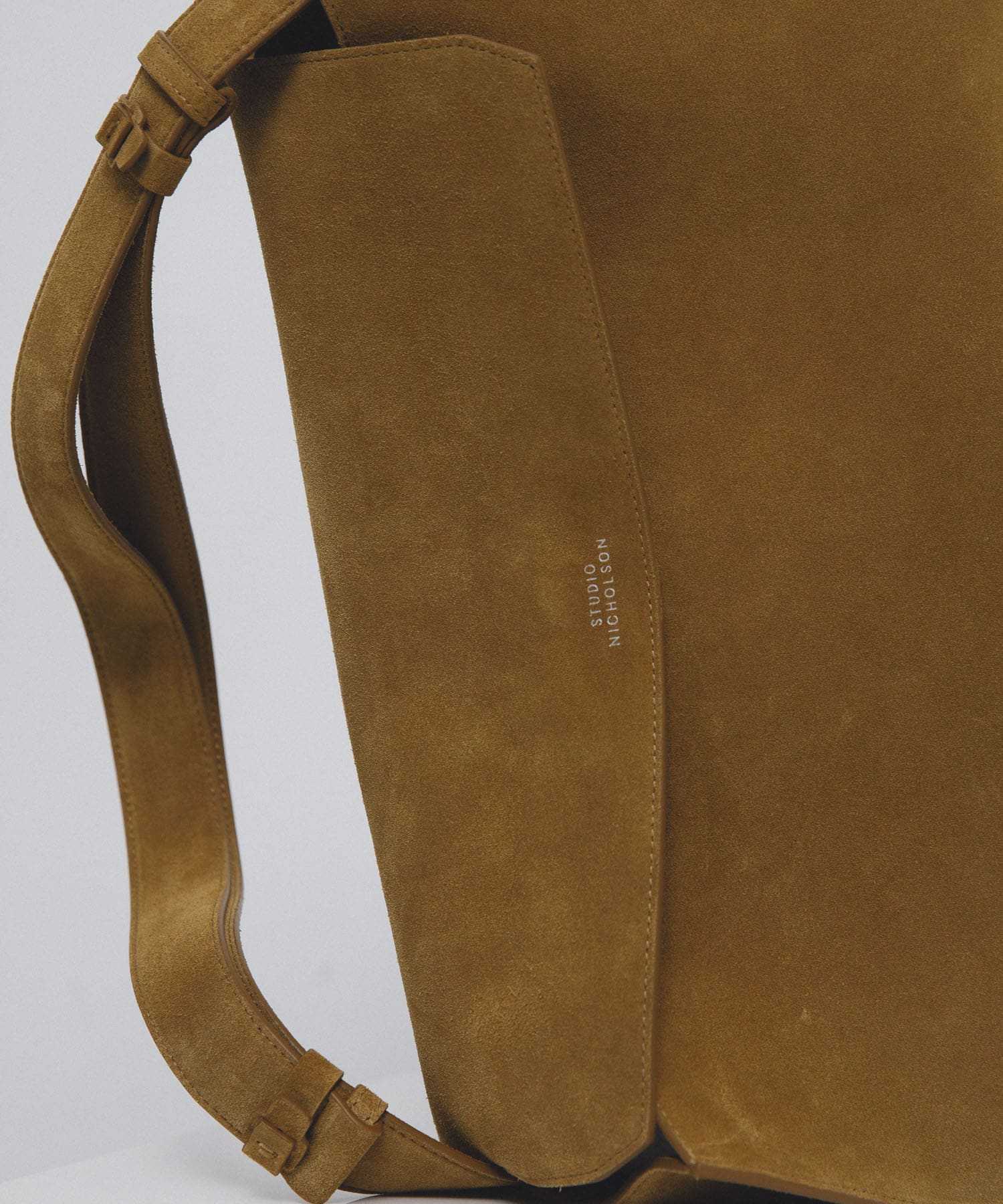 STUDIO NICHOLSON　THE FOLDED SHOULDER BAG CUOIO Free