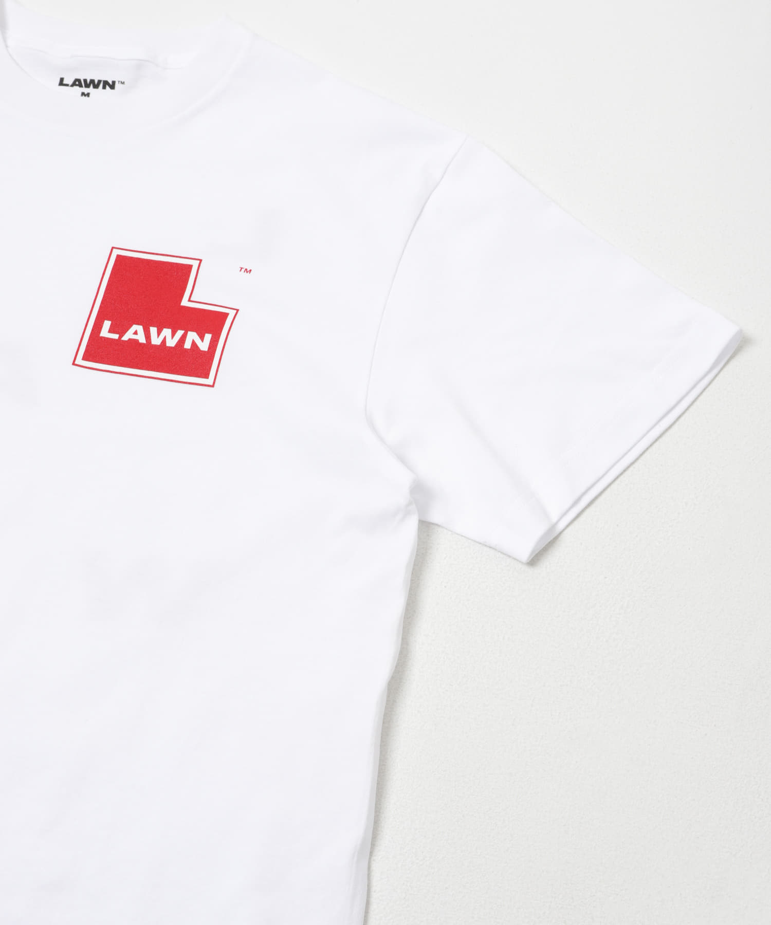 LAWN　EE L LOGO PRINT SS TEE WHITE M