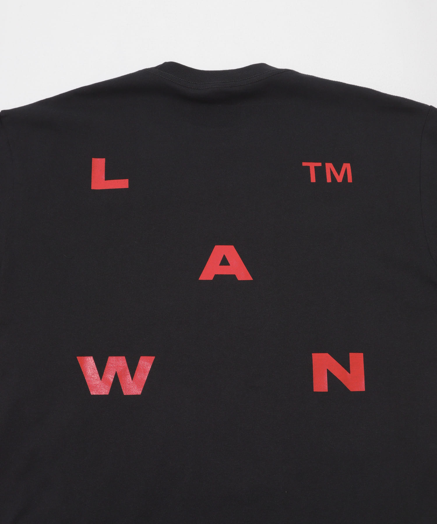 LAWN　EE L LOGO PRINT SS TEE BLACK M