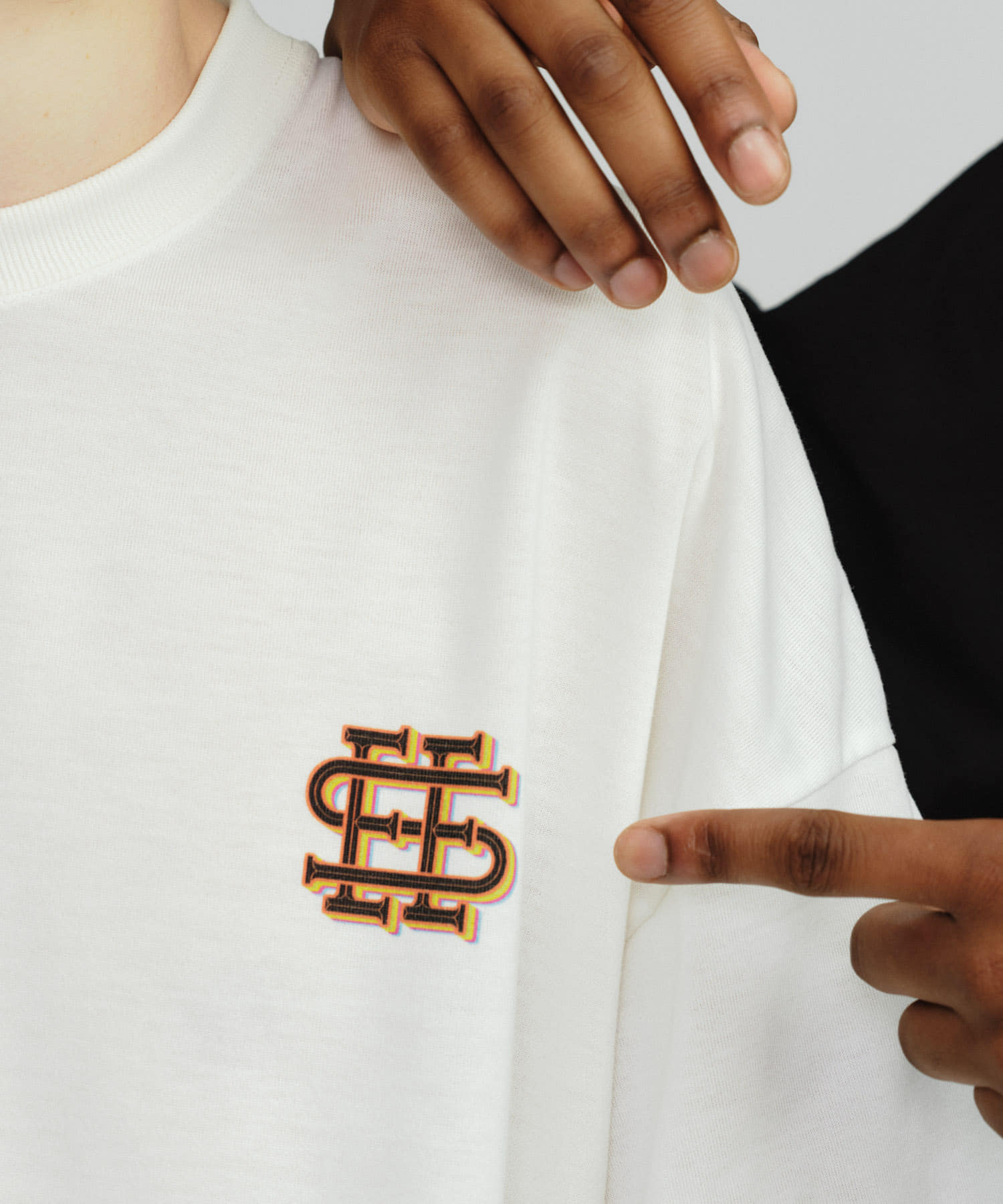SEE SEE SUPER BIG COLOR LOGO TEE(M WHITE): トップス｜URBAN