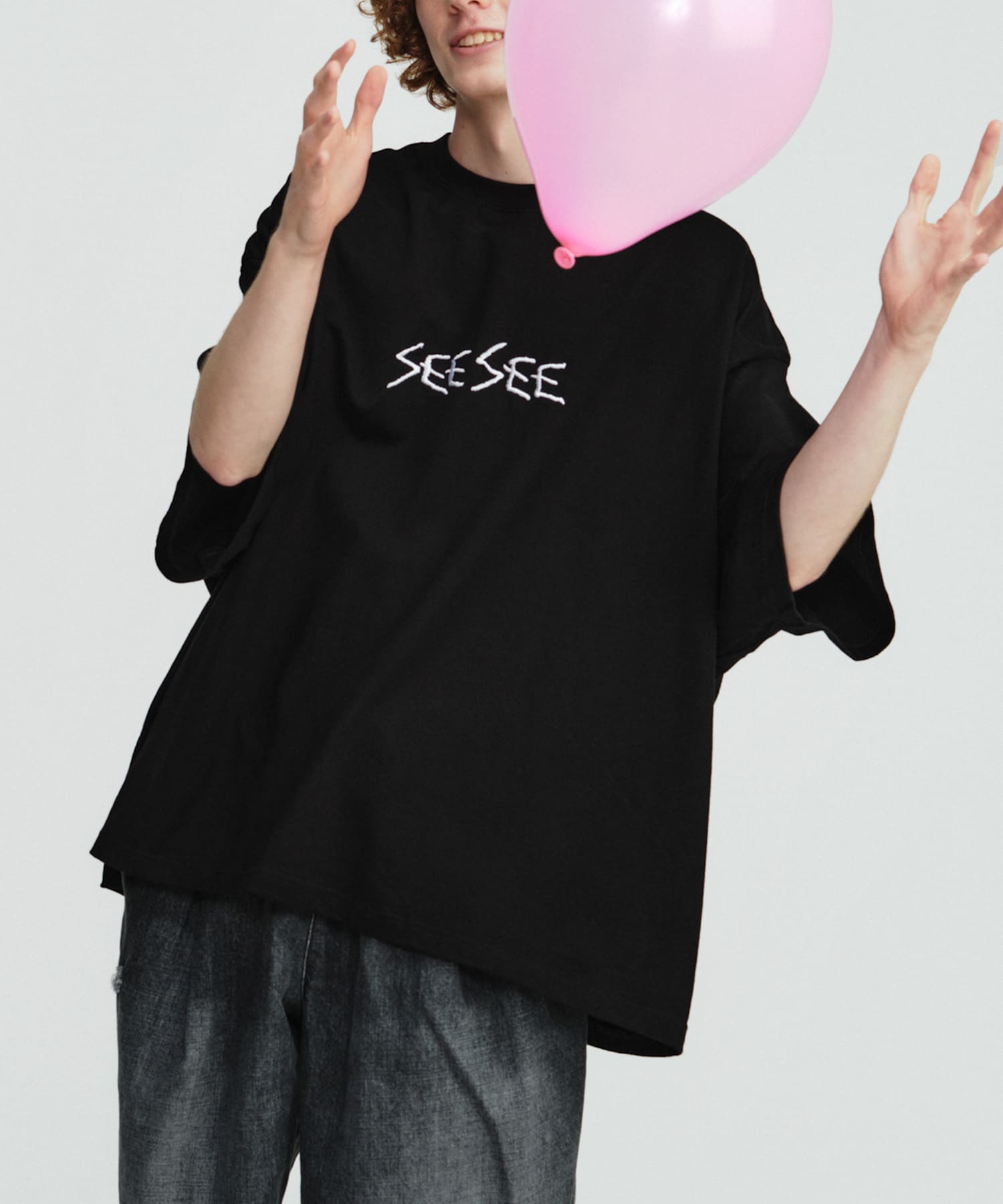 SEE SEE SUPER BIG CALLIGRAPHY TEE(M BLACK): トップス｜URBAN