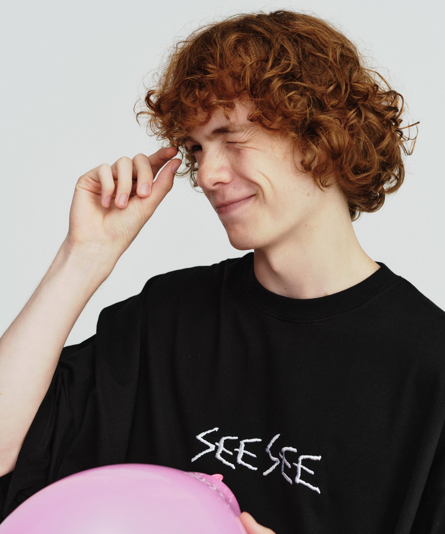 SEE SEE SUPER BIG CALLIGRAPHY TEE(M BLACK): トップス｜URBAN