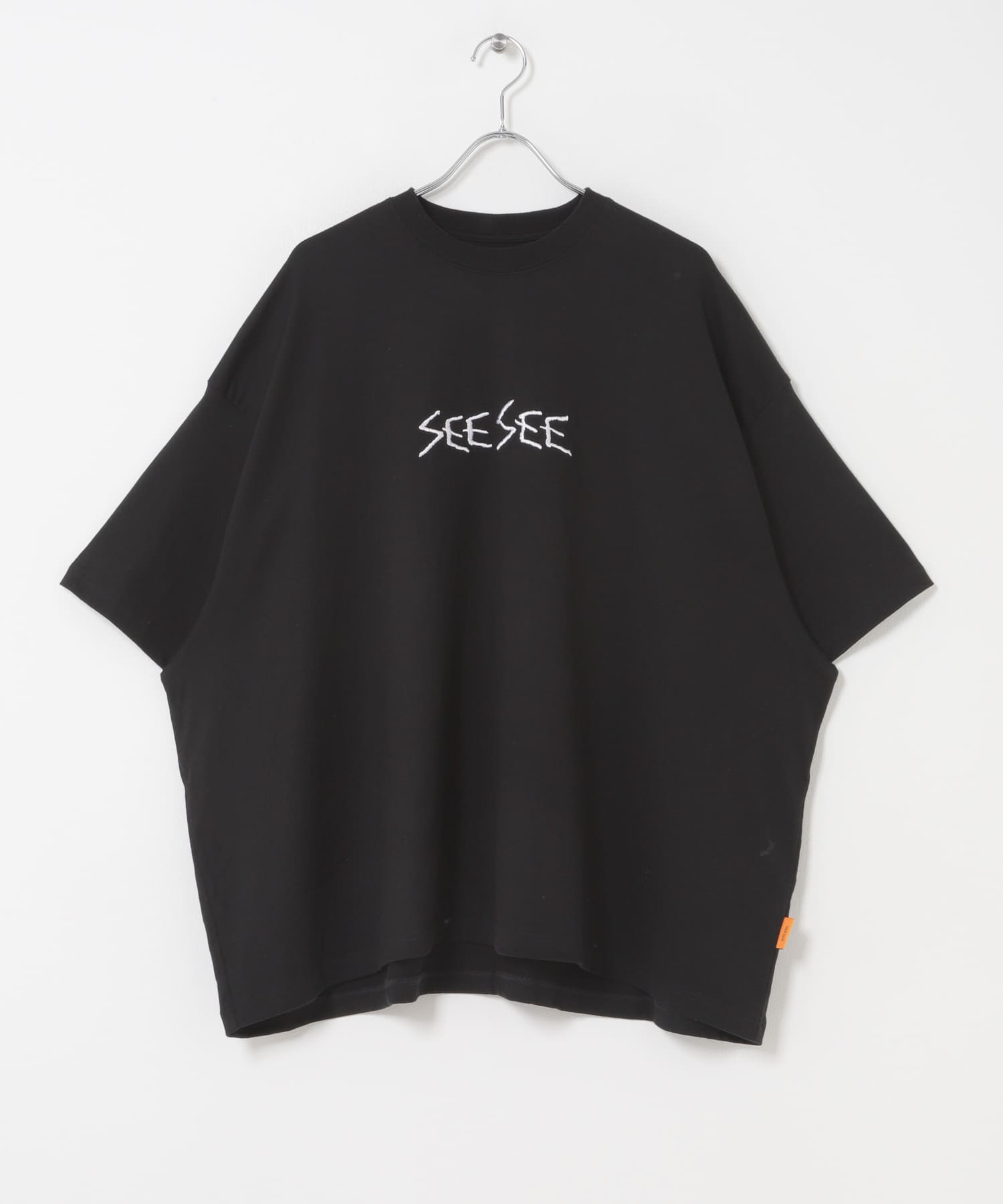 SEE SEE SUPER BIG CALLIGRAPHY TEE(M BLACK): トップス｜URBAN