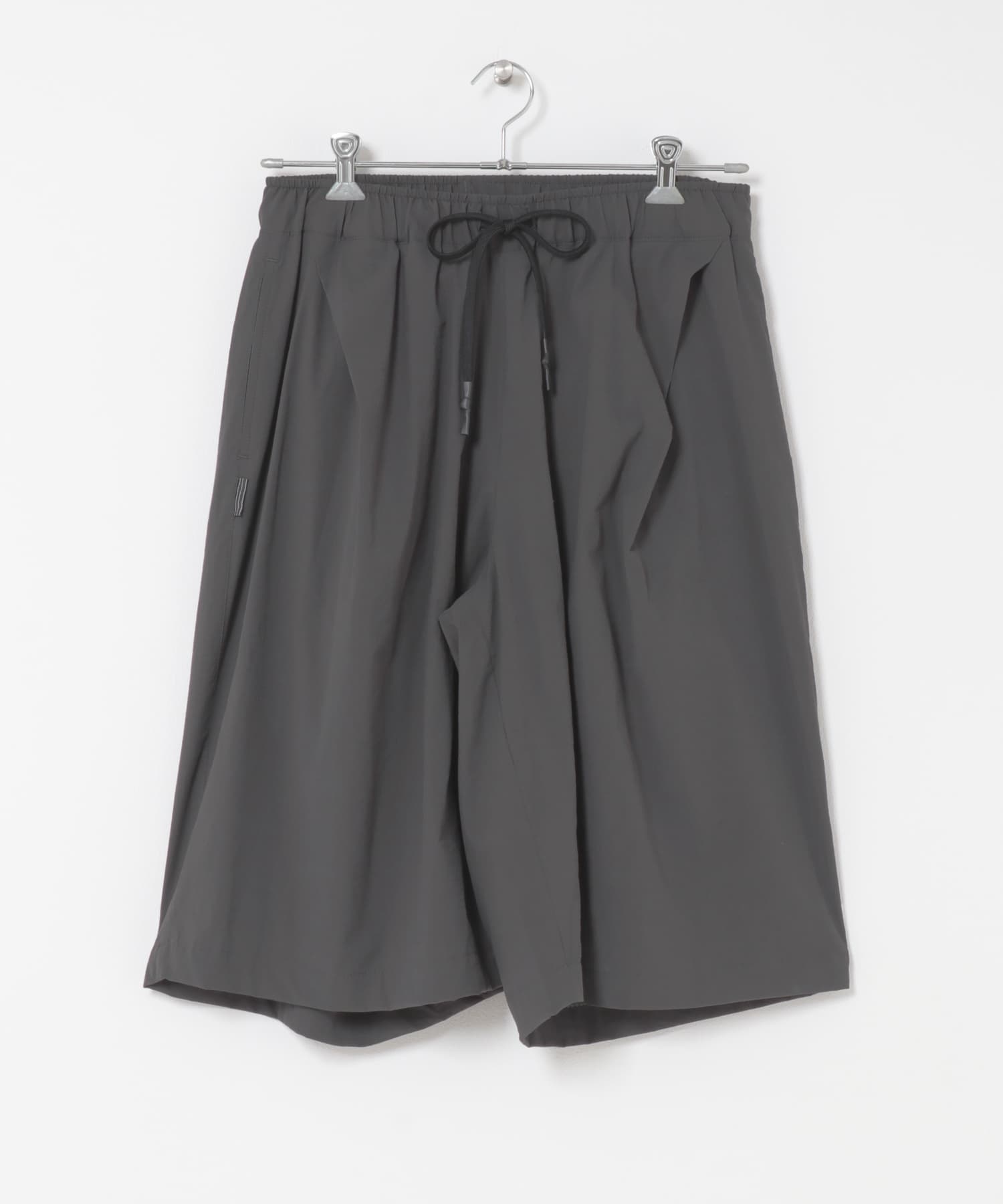 White Mountaineering 8 TUCK WIDE SHORT PANTS(2 BLACK): ボトム