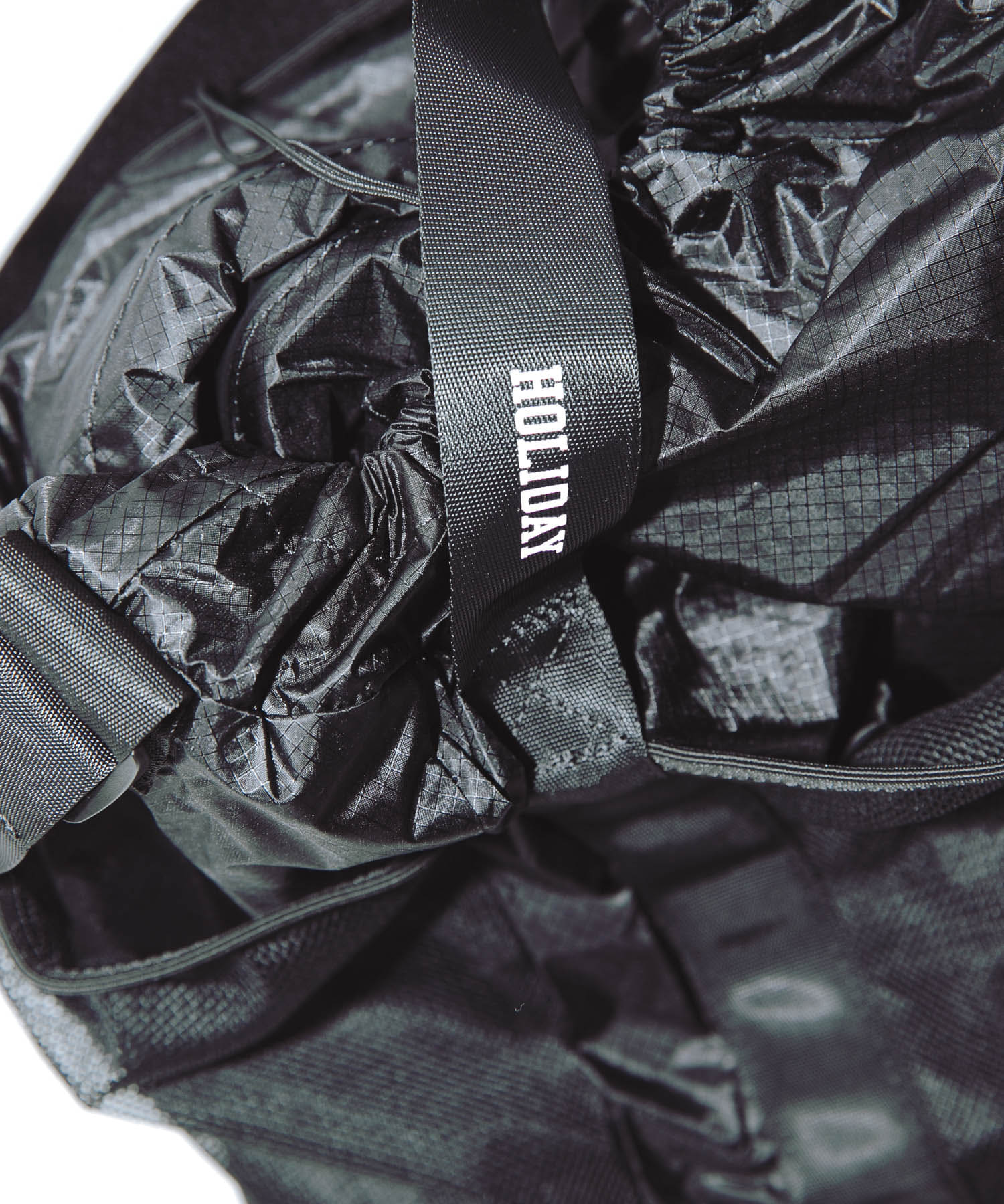 HOLIDAY HOLIDAY PACKABLE STRAP BAG(One BLACK): バッグ｜URBAN