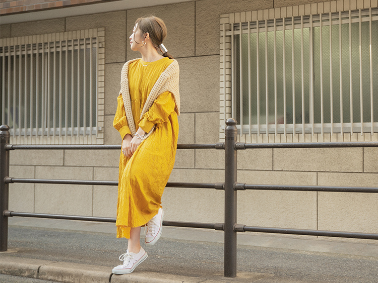 ワッシャー切替ギャザーワンピースのスタイリング画像01