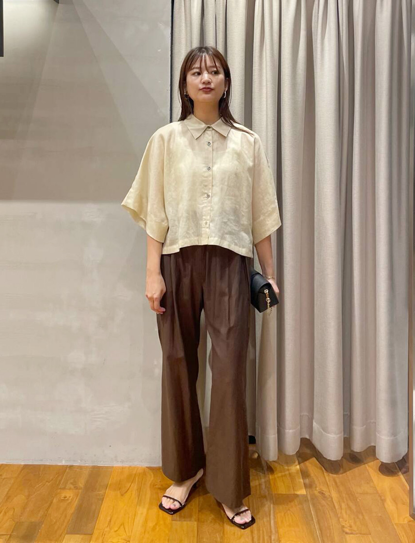 美術館デート時のシャツとパンツのコーディネート