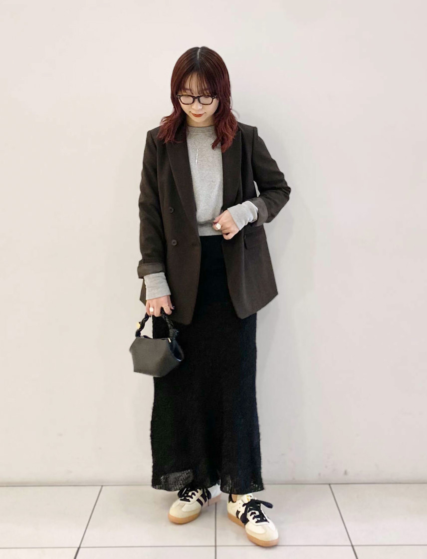 美術館デート時のジャケットとロング丈スカートのコーディネート