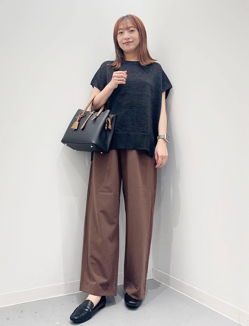 仕事終わりデート時のニットプルオーバーとパンツのコーディネート