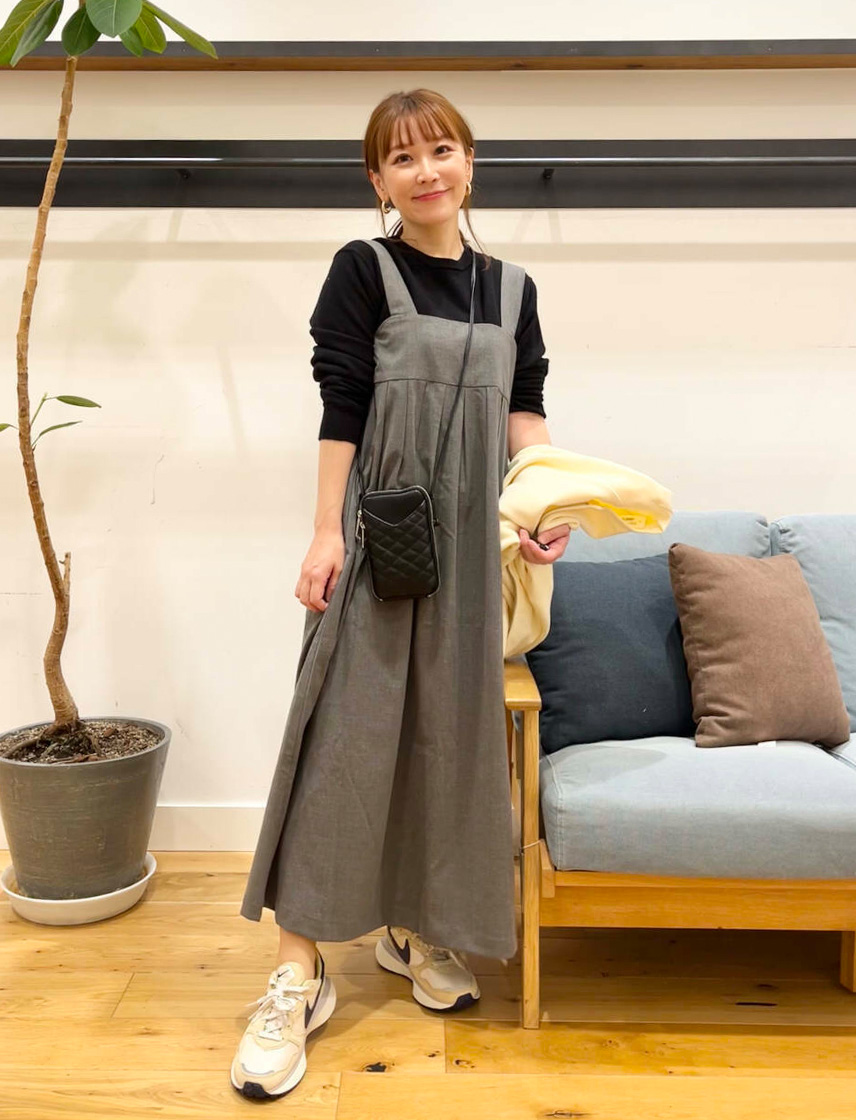 低身長さん向きの重心が高く見えるワンピースを着た女性