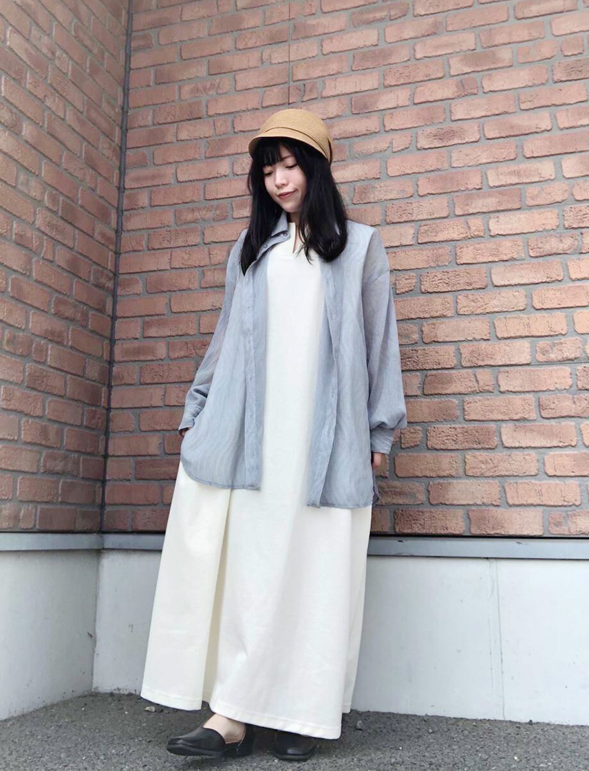 低身長さんに不向きの重心が低く見えるワンピースを着た女性