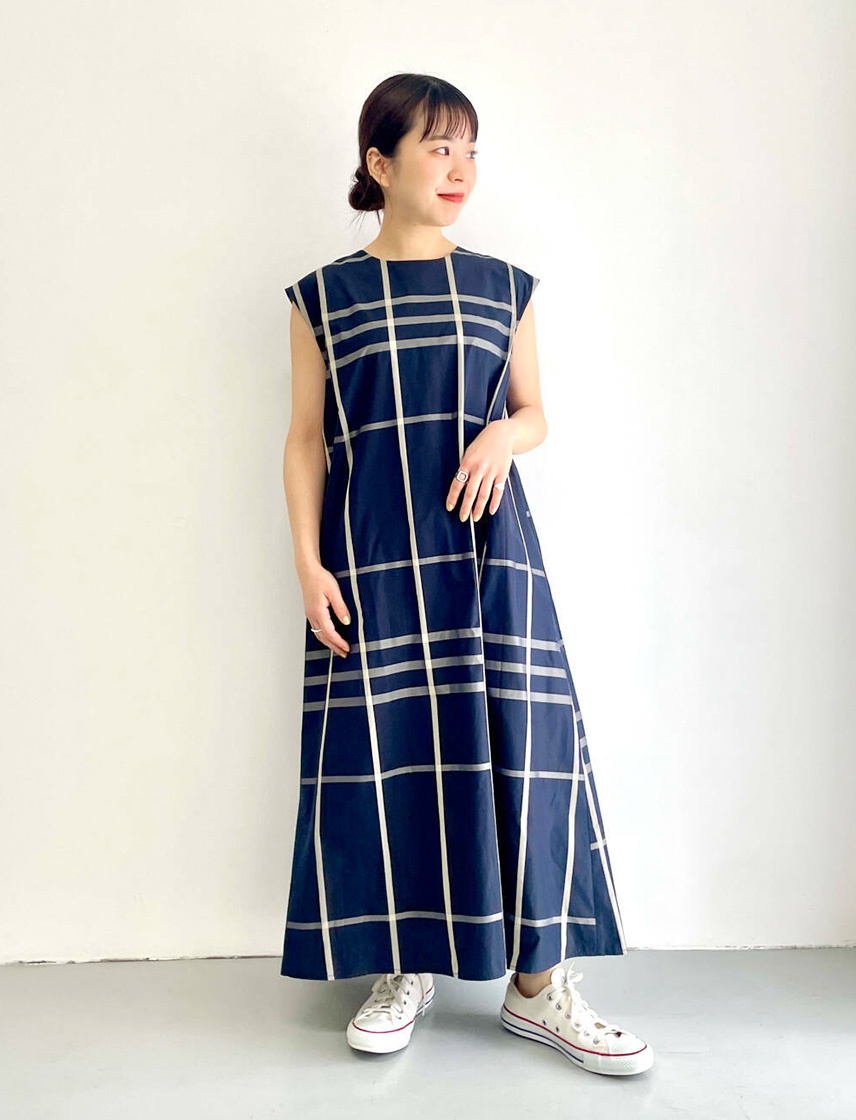低身長さんに不向きの大柄ワンピースを着た女性