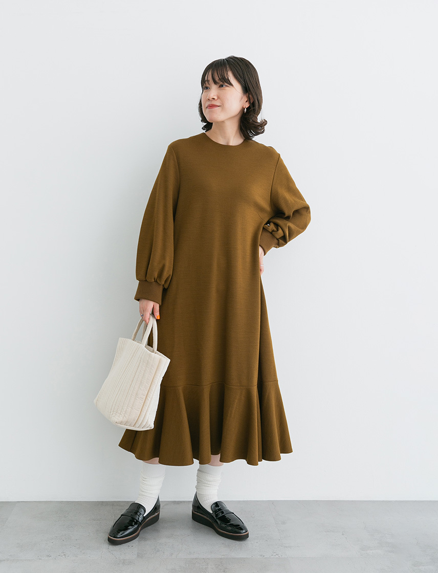 身長約154cmの女性がミディ丈のワンピースを着用した場合の全身のカット