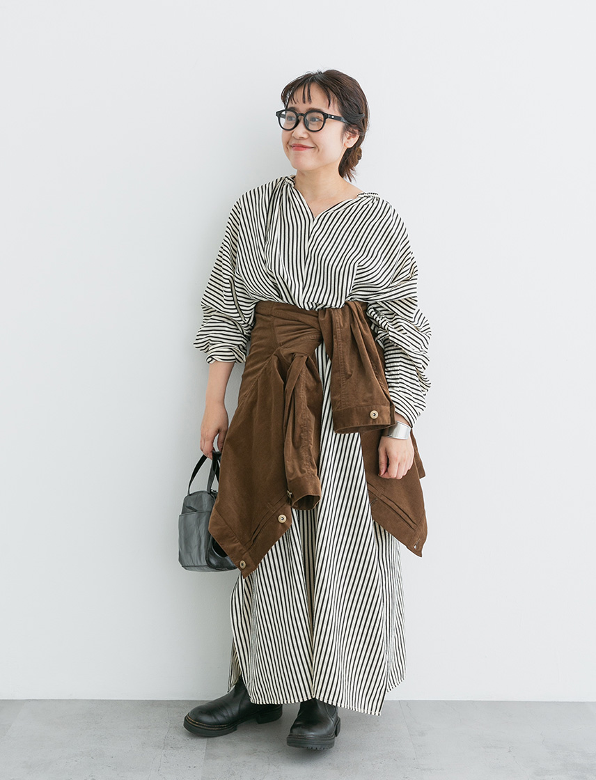 着丈の調整方法を取り入れてワンピースを着た女性