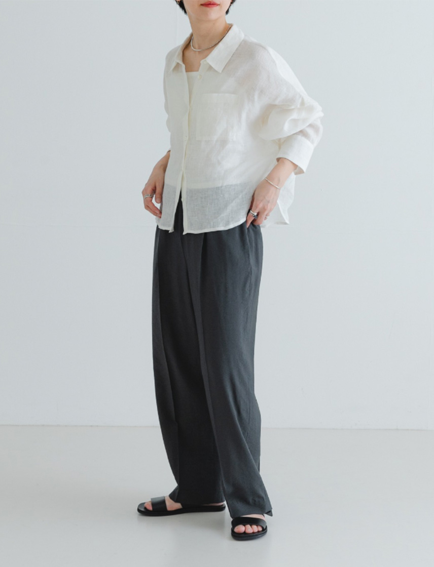 品のあるナチュラルな風合いのリネンシャツを着た女性