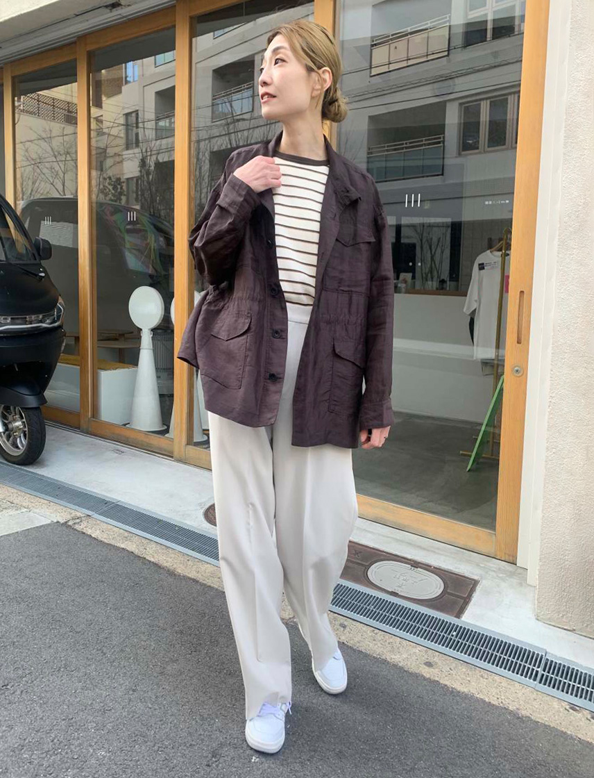 季節を問わず、リネンシャツの着回しを楽しんでいる女性
