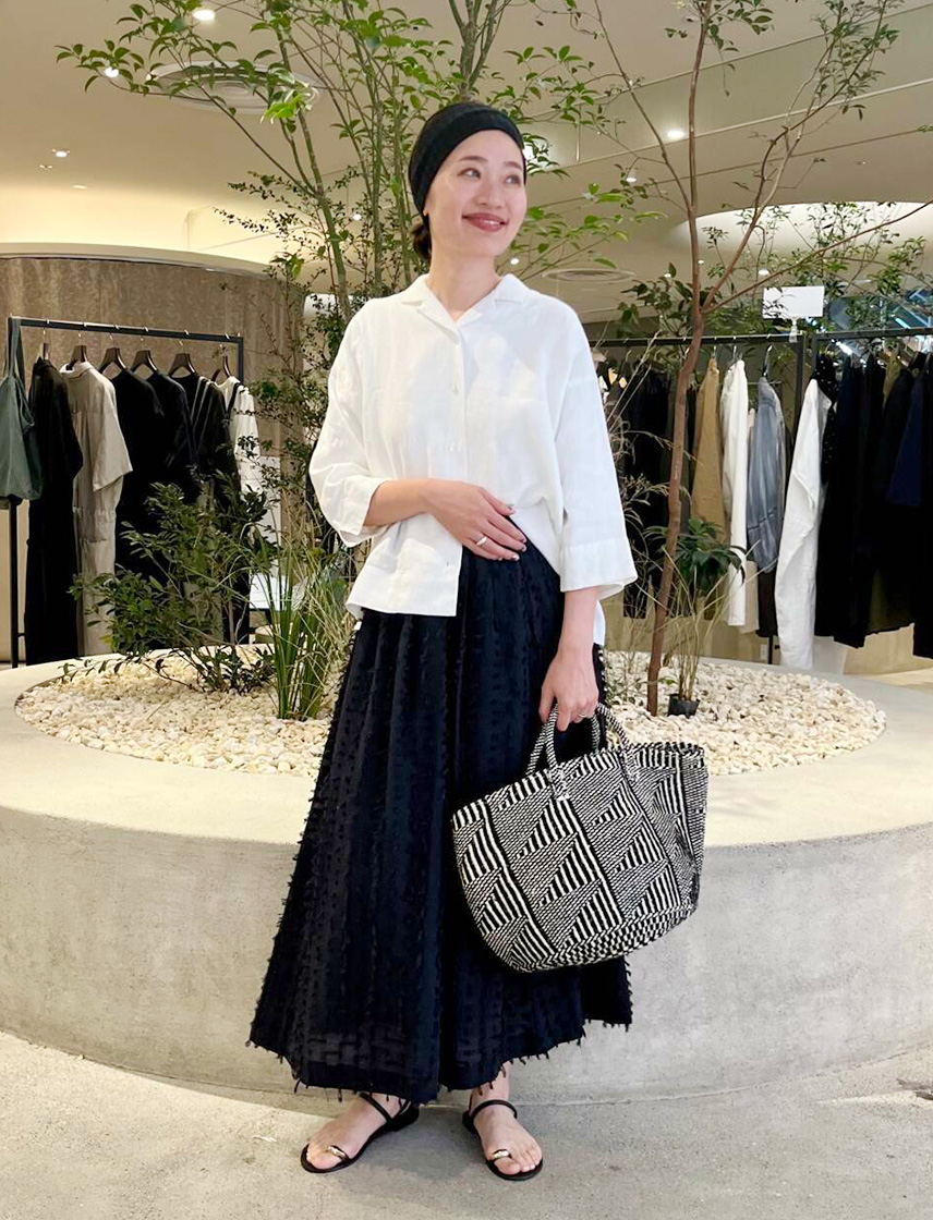 リネンシャツとAラインスカートのコーディネート