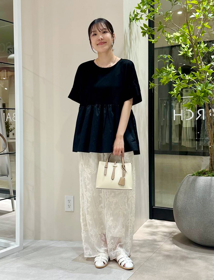 デザインTシャツを着用した女性