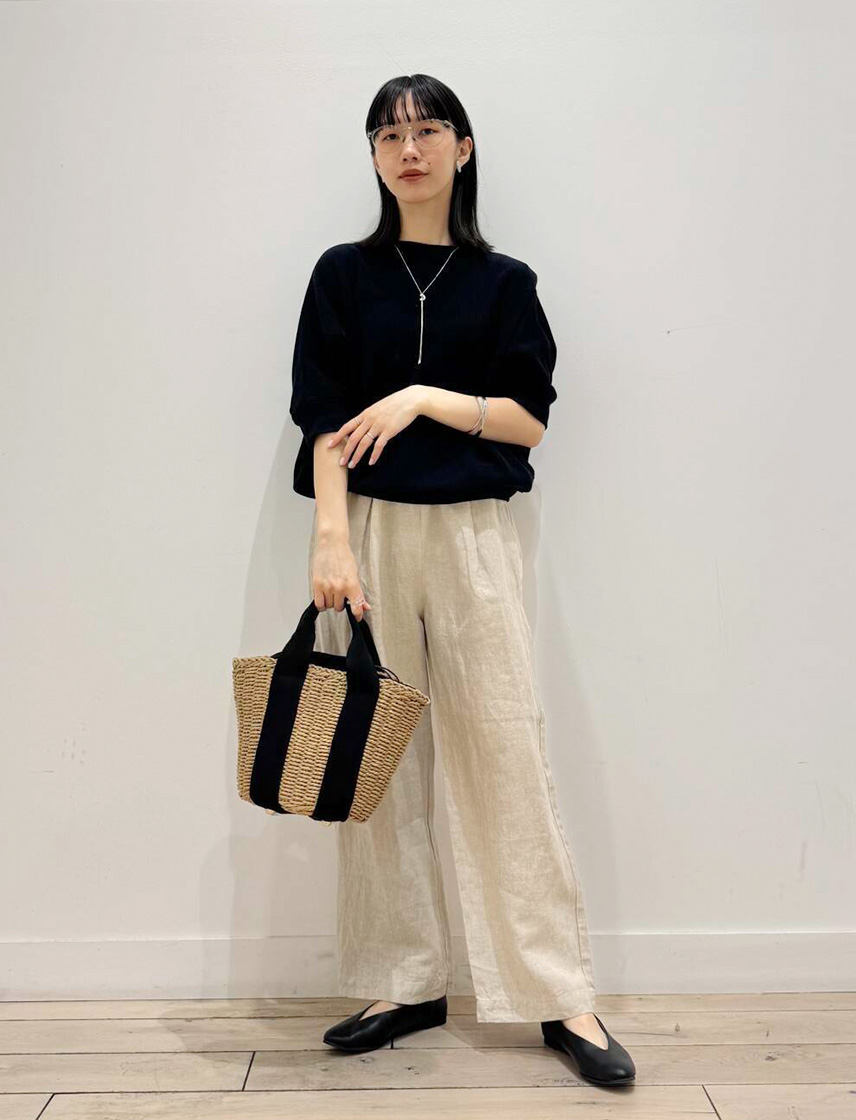 オーバーサイズTシャツを着用した女性
