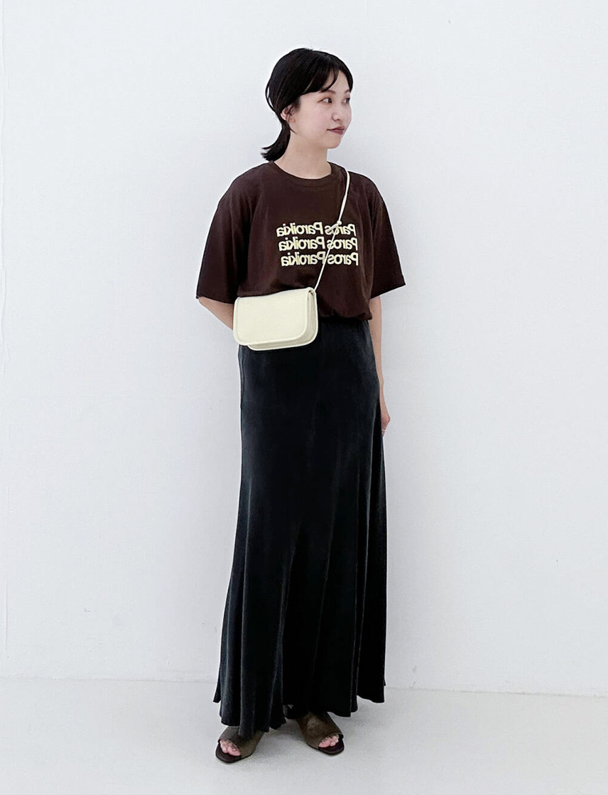 Tシャツに女性らしいアイテムを合わせた、きれいめスタイルの女性