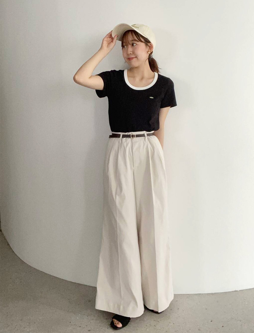 黒色リンガーTシャツと白色バギーパンツのコーディネート