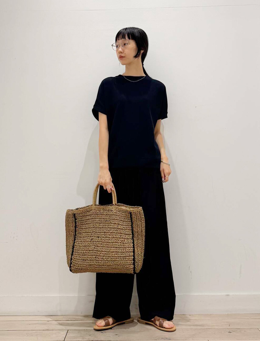 黒色フレンチTシャツと黒色リラックスパンツのコーディネート