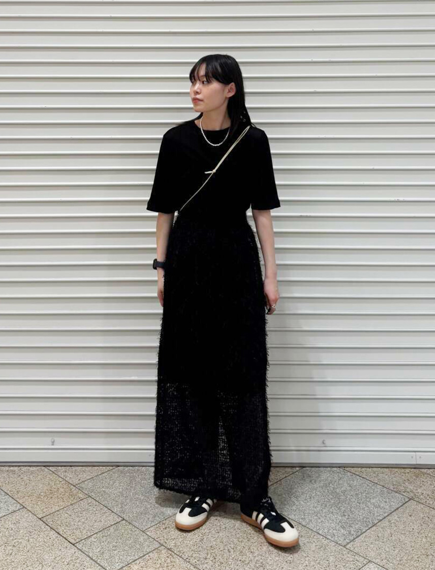 黒色シアーTシャツと黒色シアージャガードスカートのコーディネート