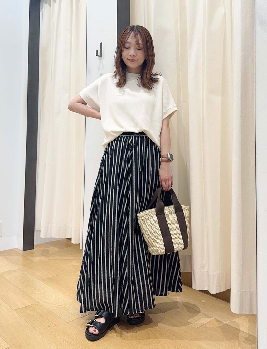 白色フレンチTシャツとストライプ柄Aラインスカートのコーディネート