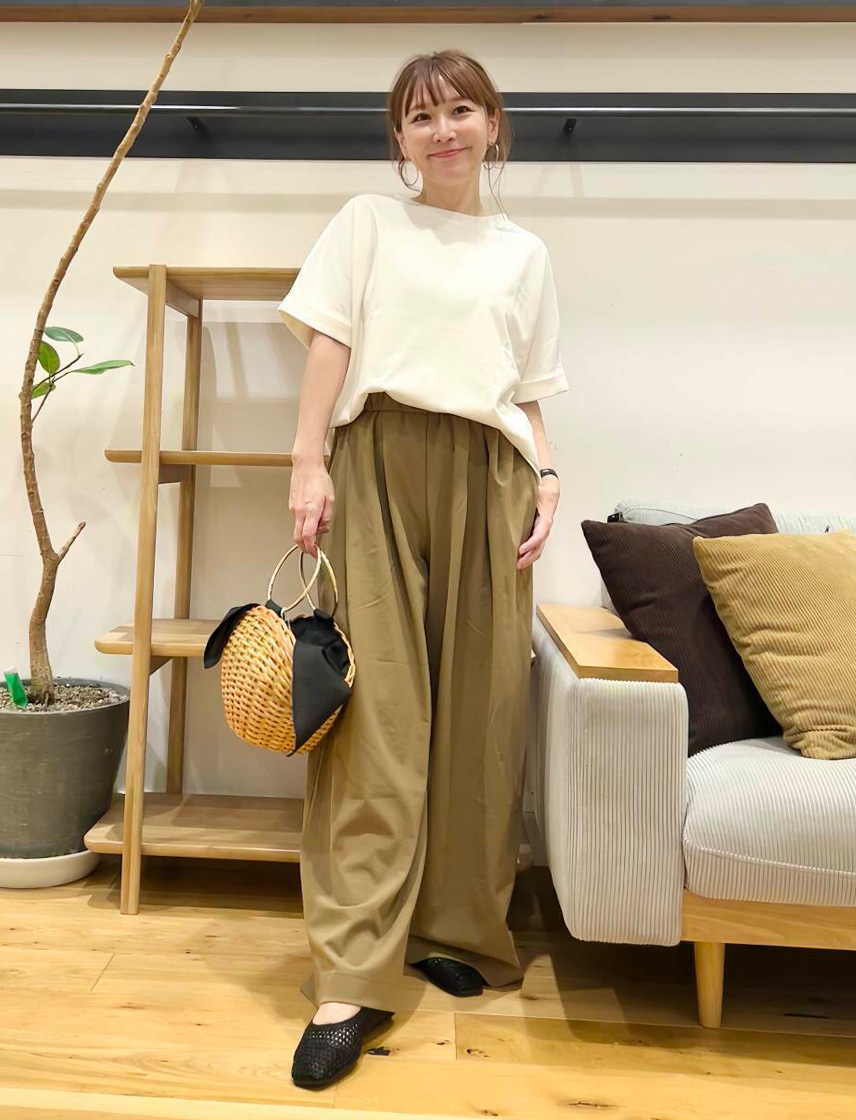 白色Tシャツとベージュ色イージーパンツのコーディネート