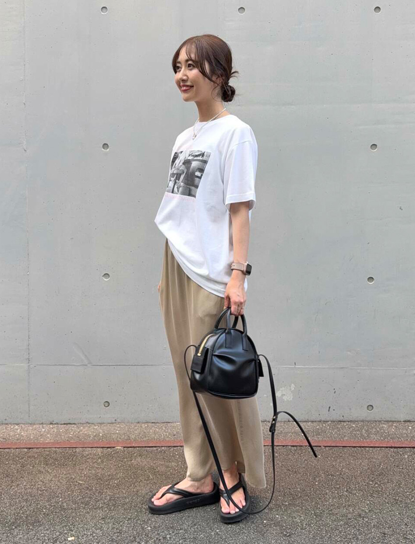 白色フォトTシャツとベージュ色サテンスカートのコーディネート