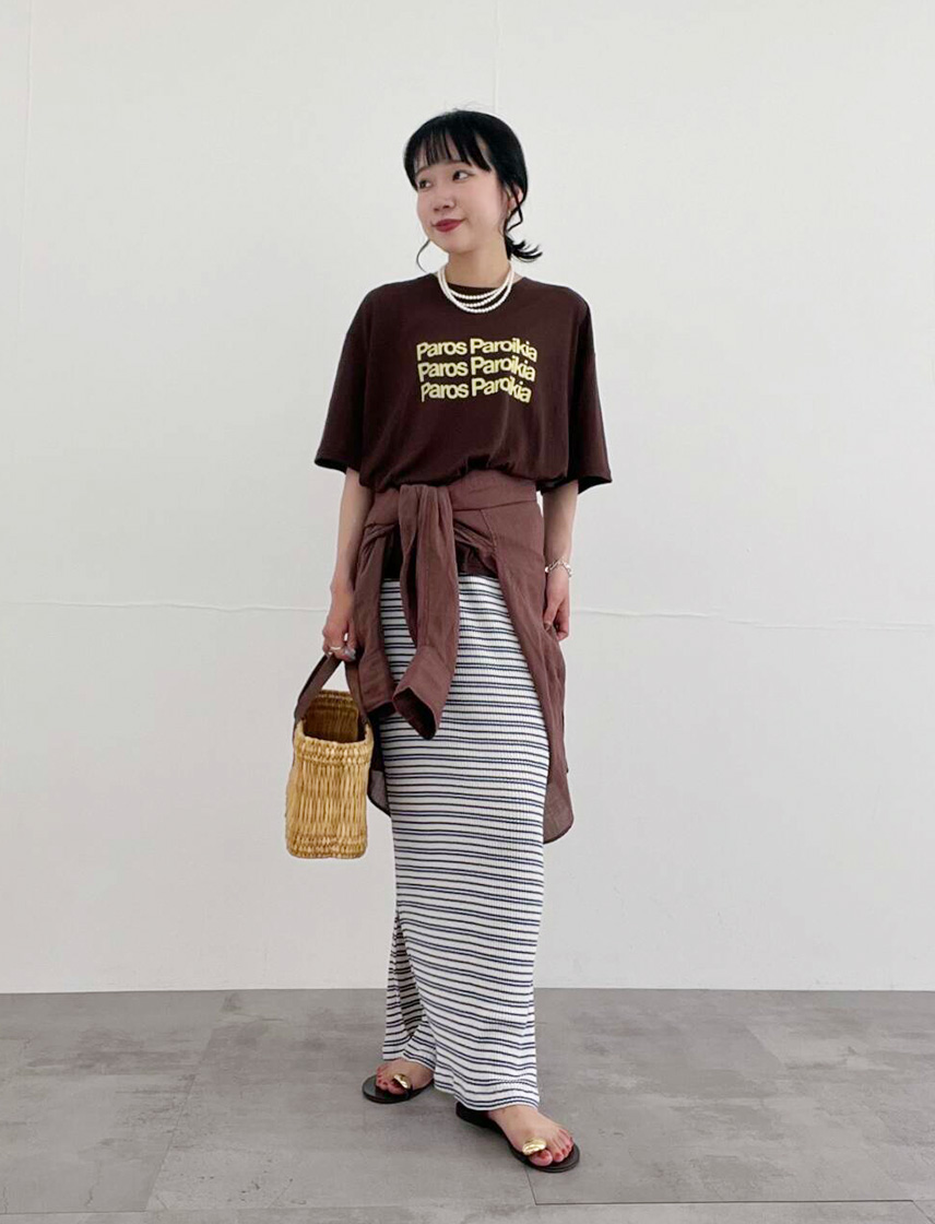 茶色ロゴTシャツとボーダー柄タイトスカートのコーディネート