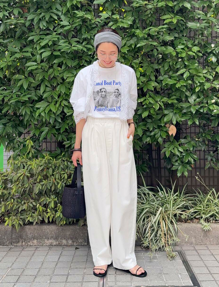 白色プリントTシャツと白色イージーパンツのコーディネート