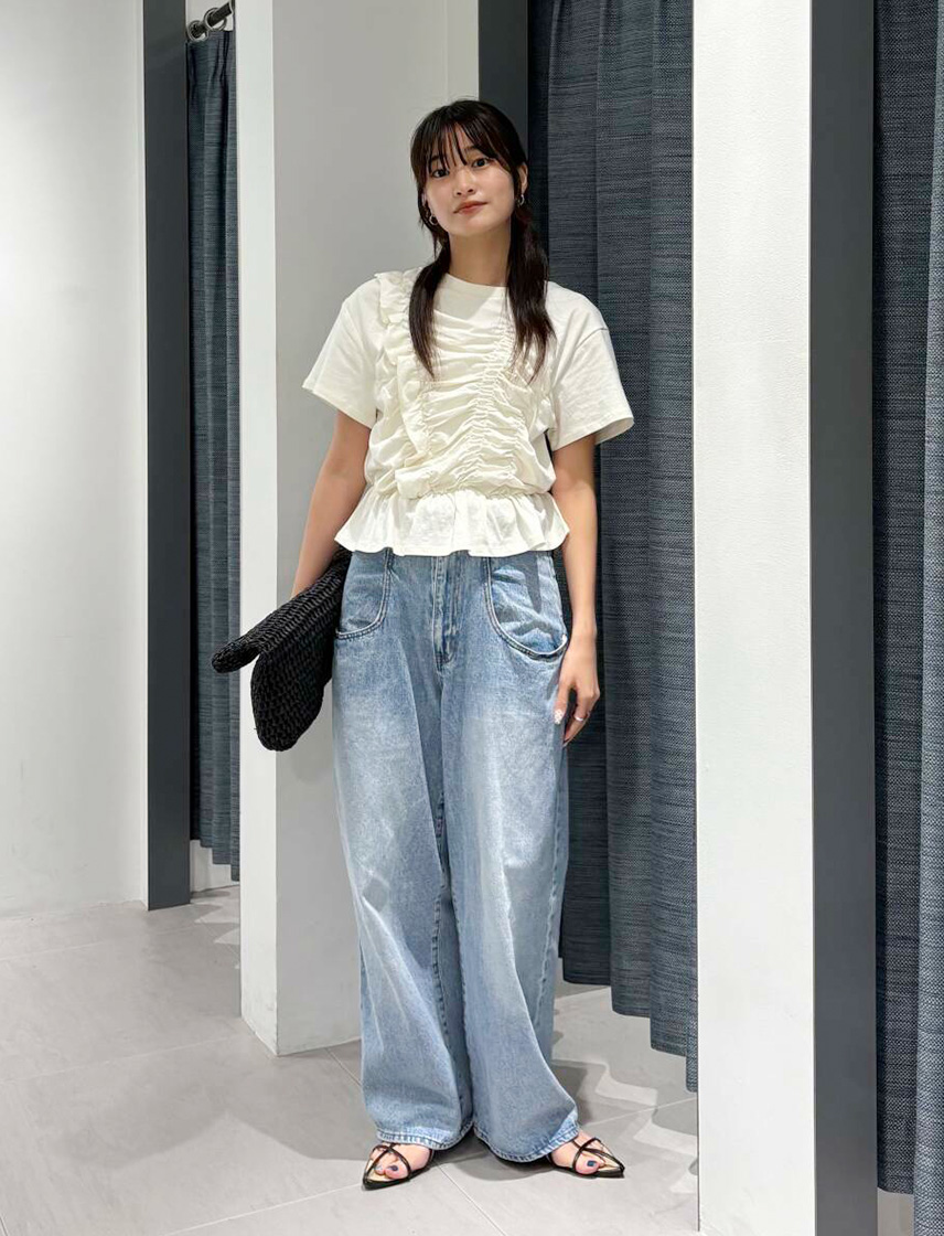 シャーリングTシャツとデニムパンツのコーディネート