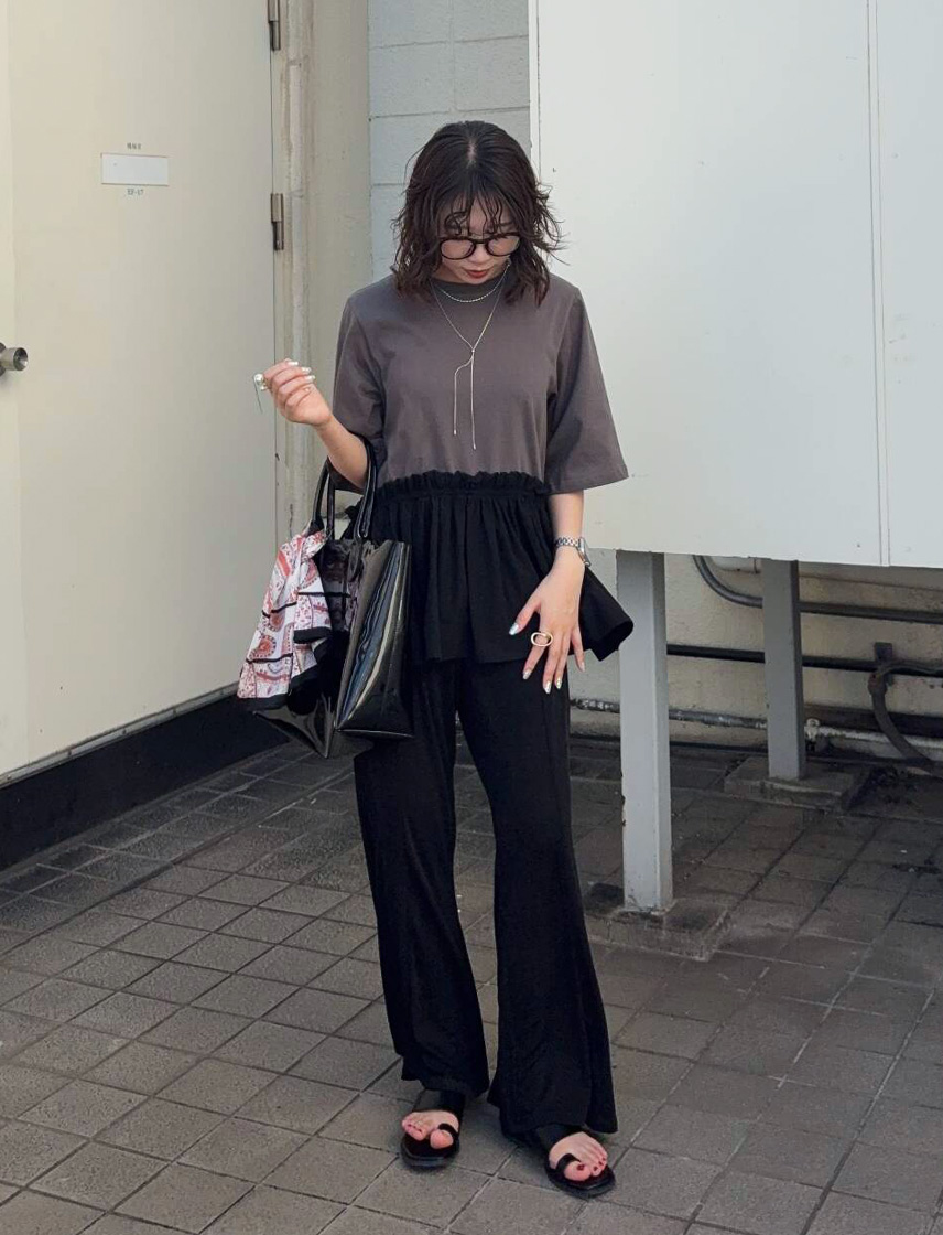 ペプラムドッキングTシャツとスリムフレアパンツのコーディネート