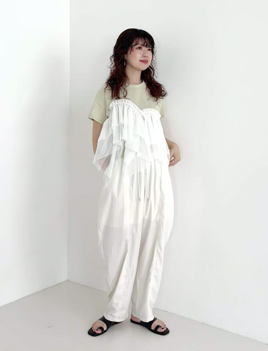 シアーフリルのドッキングTシャツとイージーパンツのコーディネート