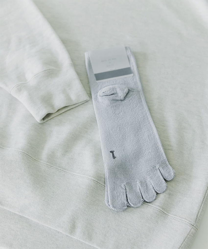 「meri ja kuu」の冷え取りシルクソックスの写真