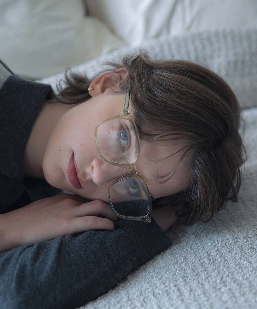 KANEKO OPTICALとURBAN RESEARCHによる別注アイウェアを着用した女性