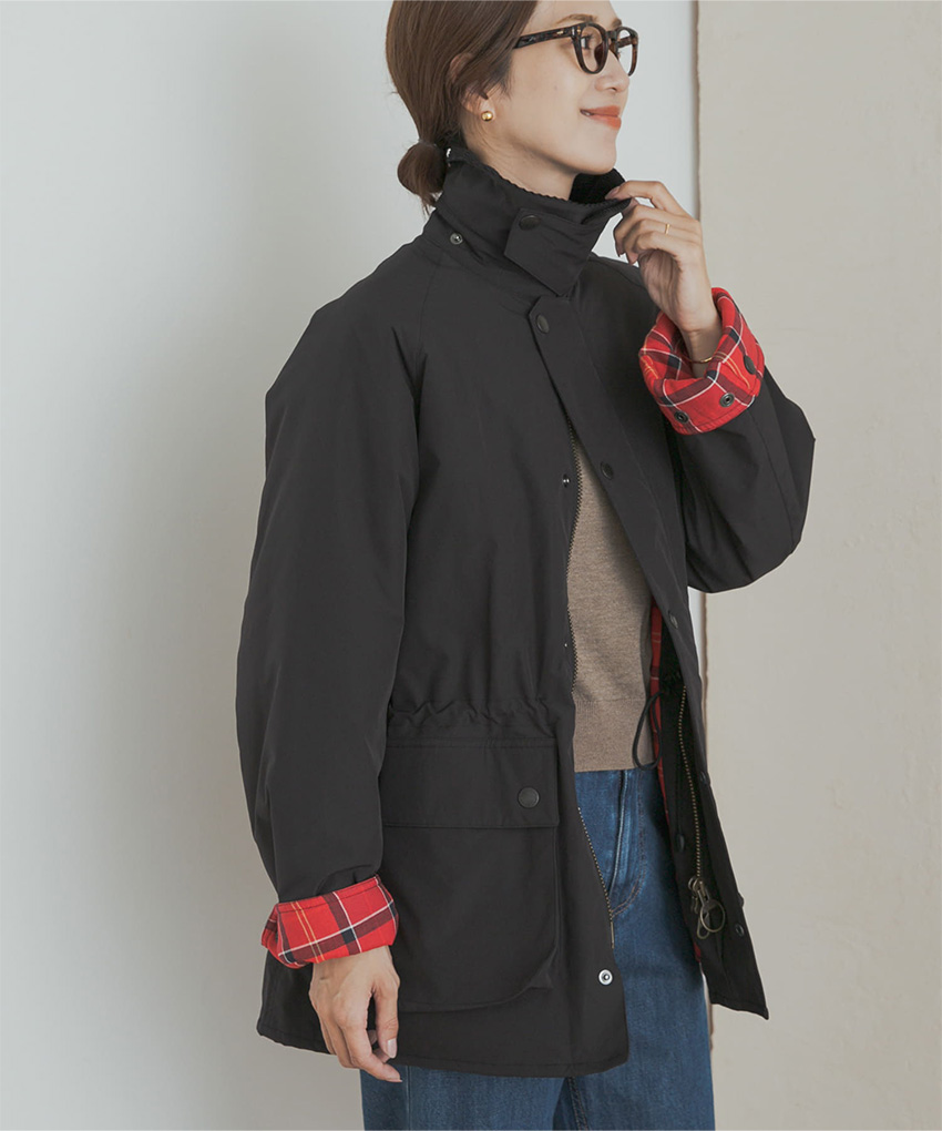 「Barbour」OS BEDALEのURBAN RESEARCH DOORS別注アイテムを着用した女性