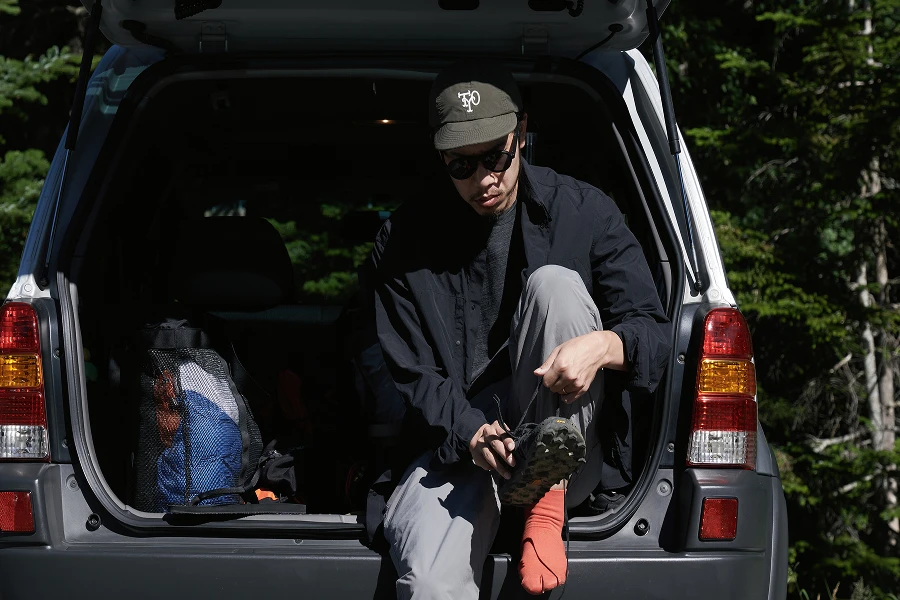 登山の準備をする男性ハイカー