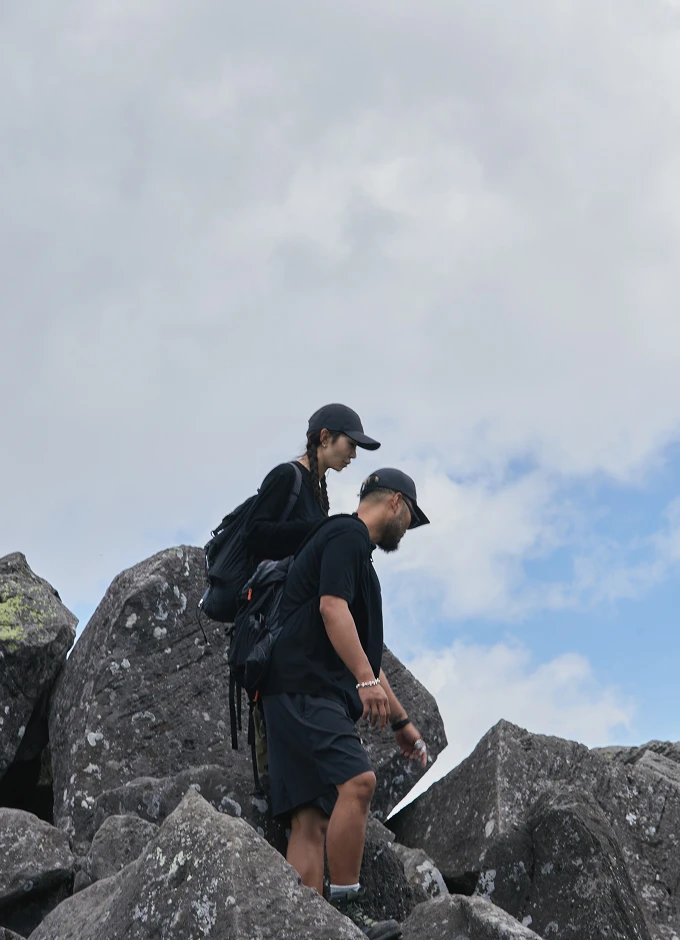 険しい山道を慎重に下る2人のハイカー