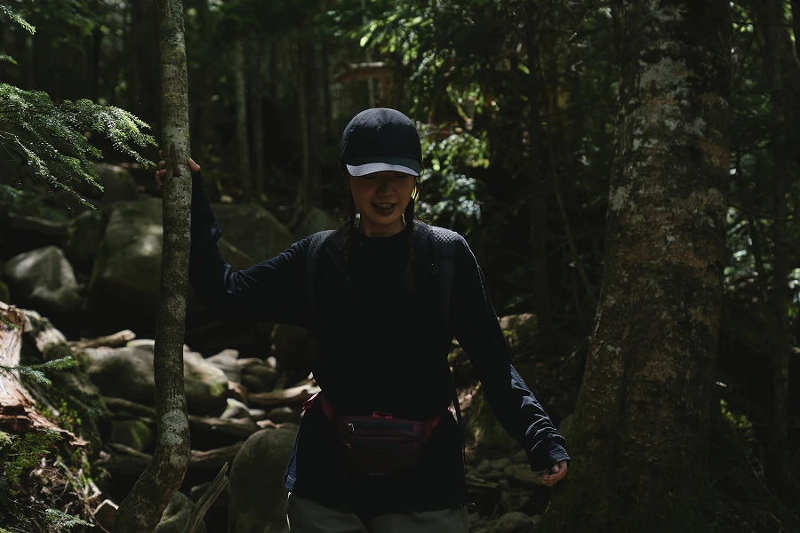 足元を確認しながら下山する女性ハイカー