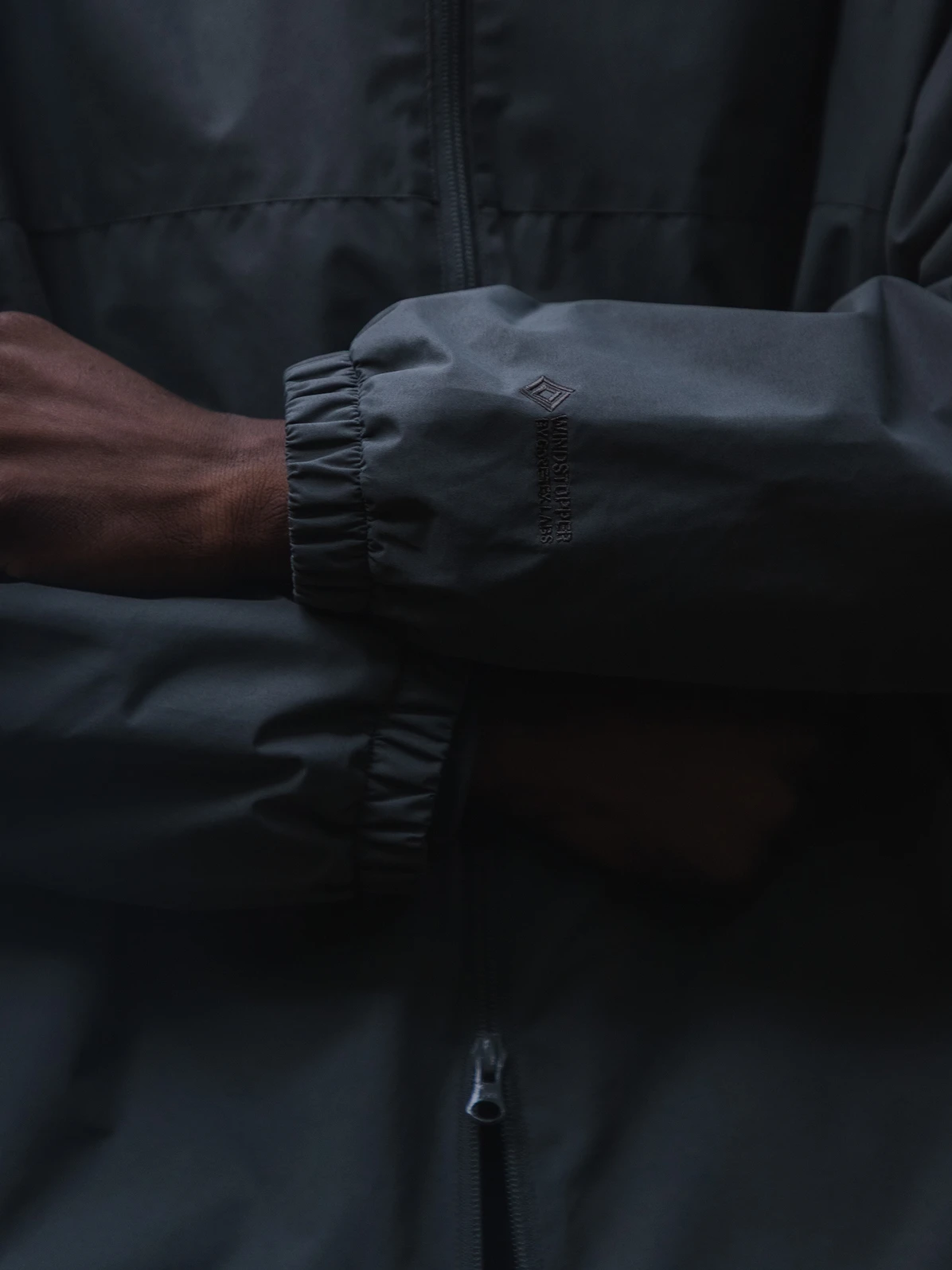 GORE-TEX WINDSTOPPER TRACK JACKET 着用イメージ(袖・ロゴ)
