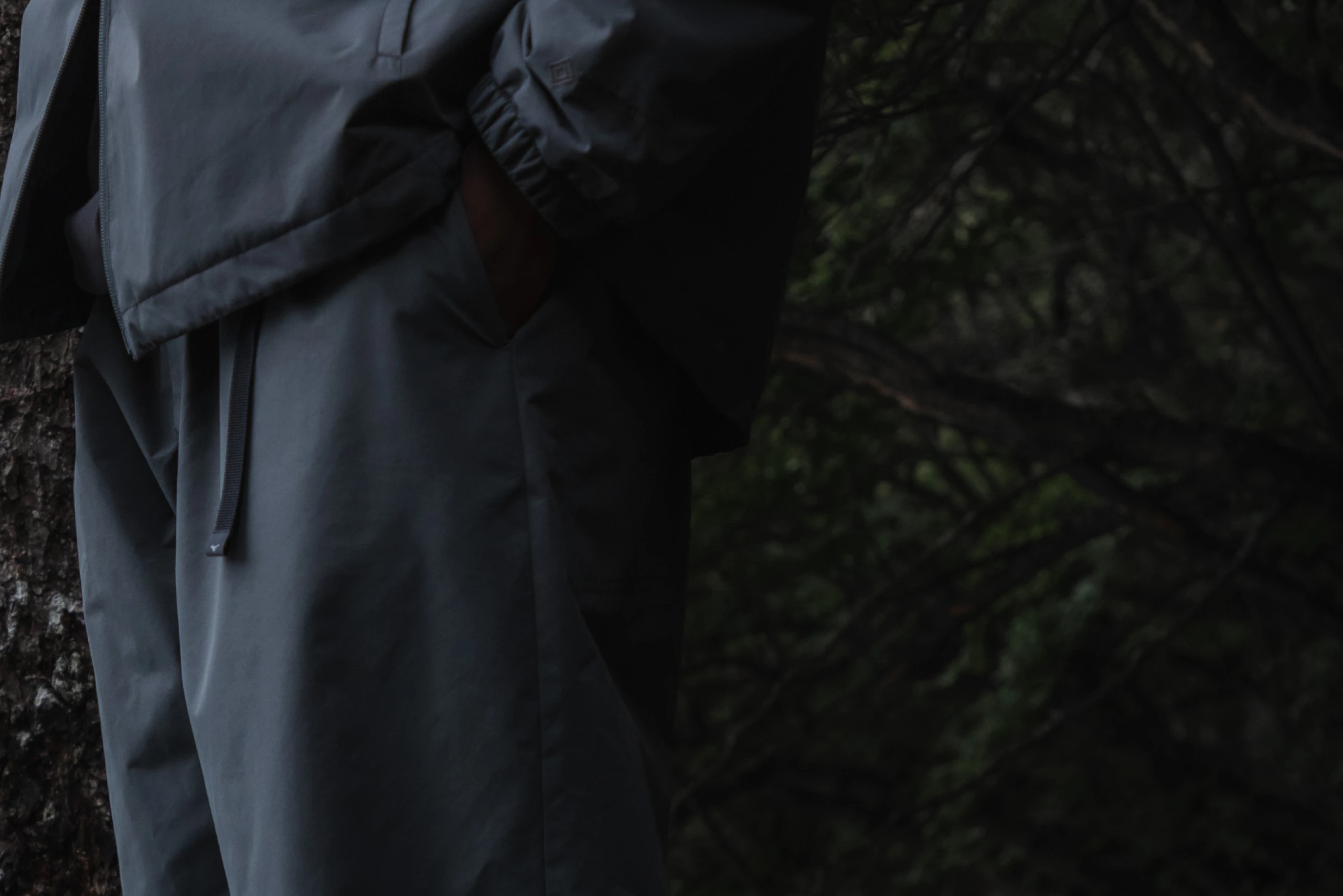 GORE-TEX WINDSTOPPER TRACK PANTS メインビジュアル