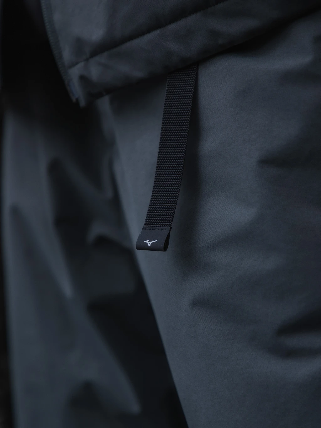 GORE-TEX WINDSTOPPER TRACK JACKET 着用イメージ(ベルト・ロゴ)