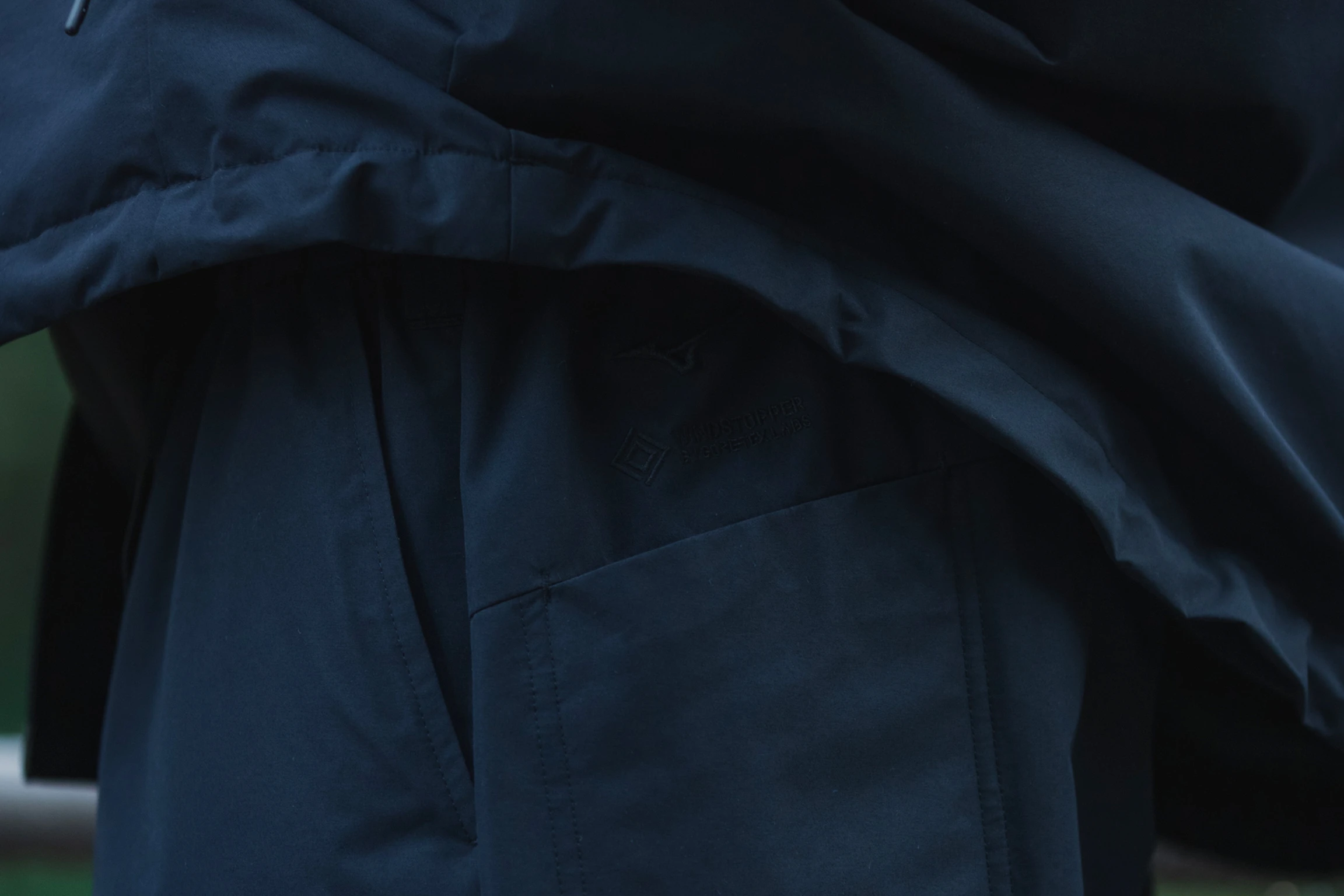 GORE-TEX WINDSTOPPER TRACK JACKET 着用イメージ(ポケット)